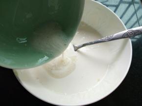 放凉后倒入酸奶碗里