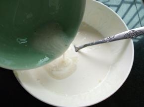 放凉后倒入酸奶碗里