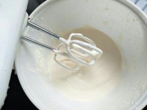 把淡奶油进行打发，打6-7分，出现纹路即可