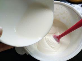 把酸奶倒入淡奶油盆里，混合均匀