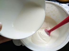把酸奶倒入淡奶油盆里，混合均匀