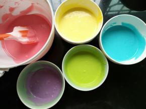 加入色素进行调色，一点点加入，别调的太浓了
（颜色随自己调哦，我的是红黄蓝绿紫）