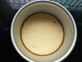 模具涂抹黄油，防粘，把蛋糕胚放入模具