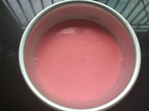 把最大份红色先倒入模具里，轻轻震下