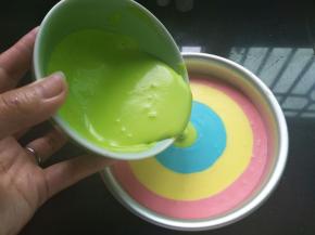 第四份绿色，也是从中心点倒入