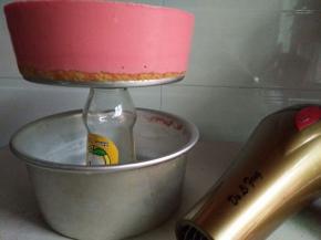 吹风机对着模具绕圈吹20秒，模具底下当个瓶子，两手端着模具往下拉，即可脱模（还可以用热毛巾敷模具）