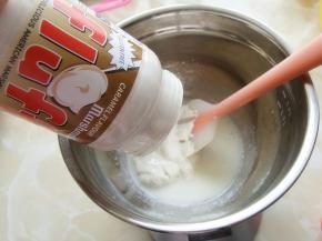 将fluff液体棉花糖加入到牛奶里，搅拌均匀