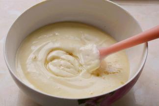 将混合好的牛奶和flull液体棉花糖的倒入面糊中，快速翻拌均匀。再加入玉米油搅拌均匀