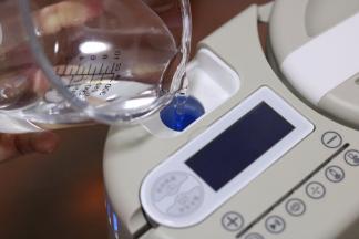 1.将红枣提前用温水泡软，取300毫升的纯净水倒入辅食机水箱内