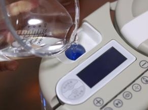1.将红枣提前用温水泡软，取300毫升的纯净水倒入辅食机水箱内