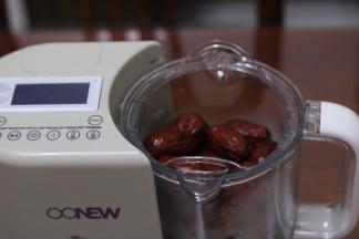 2.将红枣放入辅食机蒸笼内