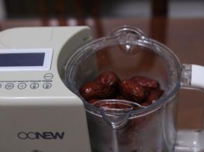 2.将红枣放入辅食机蒸笼内