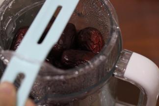 4.蒸好后用取出蒸笼，把红枣倒入辅食机内加入适量的水研磨成泥 备用