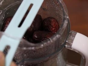 4.蒸好后用取出蒸笼，把红枣倒入辅食机内加入适量的水研磨成泥 备用