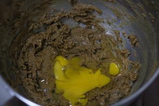 7.分两次加入鸡蛋液搅拌均匀后再加入下一次 加入枣泥稍微拌一下即可