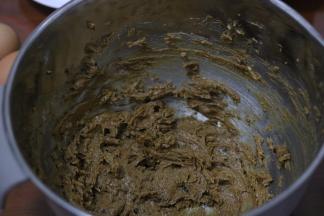 6.黄油室温软化后加入红糖打发至蓬发