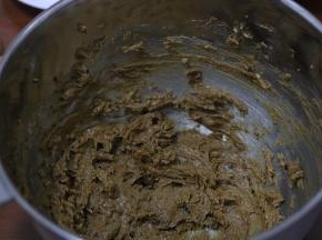 6.黄油室温软化后加入红糖打发至蓬发