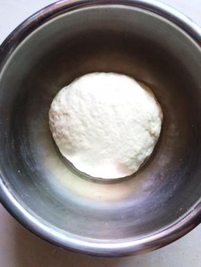 用筷子搅拌成絮状,然后手揉,和的面跟饺子皮软硬差不多就好,盖上保鲜膜醒面15分钟。