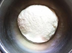 用筷子搅拌成絮状,然后手揉,和的面跟饺子皮软硬差不多就好,盖上保鲜膜醒面15分钟。