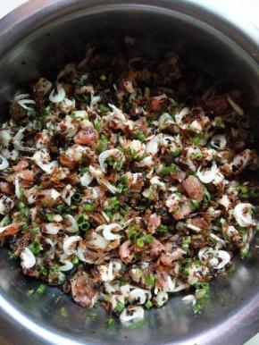 .醒面的时候可以开始做馅料了,把肉切成半厘米大的丁块,葱切葱花,梅干菜切切。再放入白糖,盐,味精搅拌均匀。