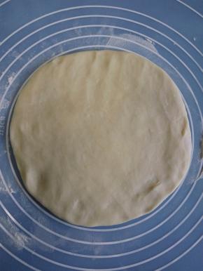 取一个面团擀成中间厚,边缘薄的饼皮。