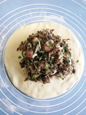 面饼皮里放入馅料。