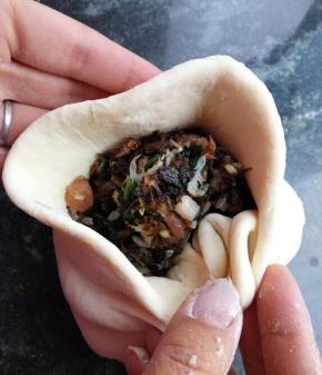 像包包子一样褶皱,慢慢收口,像不像个大包子吖。