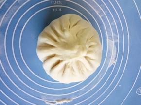 收口朝下,面板上撒点干粉防粘。