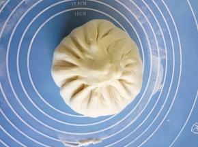收口朝下,面板上撒点干粉防粘。