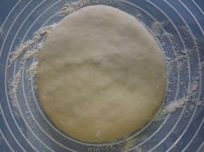 擀饼的时候先用手按扁,再用擀面杖一点一点的擀开,擀的时候撒点干粉,正反两面来回擀。