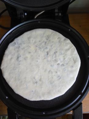 电饼铛通电加热,放入做好的麦饼,盖上盖子15分钟左右,中途翻面几次。