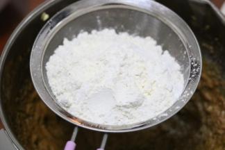 8.筛入低筋面粉和泡打粉