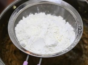 8.筛入低筋面粉和泡打粉