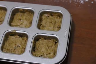 9.切拌 翻拌均匀
倒入模具内 震动模具 抹平表面