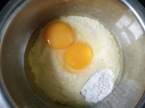 2.面粉加入鸡蛋搅拌均匀