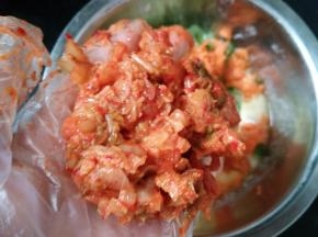 4.加入切碎的泡菜，一定要切碎