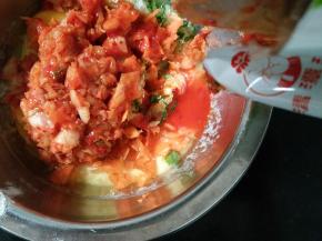 5.倒入点泡菜汁，口味重的可以略微加点盐