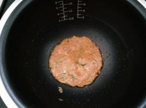 7.电饭煲刷油 蛋糕功能 舀一勺面糊放入电饭煲内