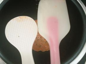 8.隔两分钟后翻面 用两个铲子好翻面