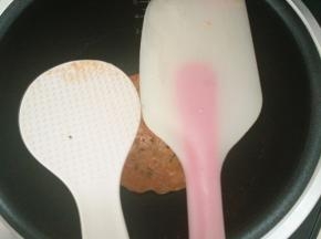 8.隔两分钟后翻面 用两个铲子好翻面