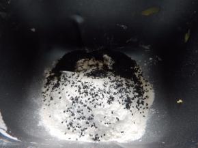 加入面包机里加入黑芝麻