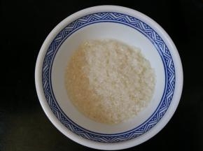 1.将玉米粒焯下水,将大米淘洗干净