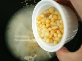 2.将大米和焯好的玉米粒一同放入电饭煲里加入水至标有米饭2刻度水位线
