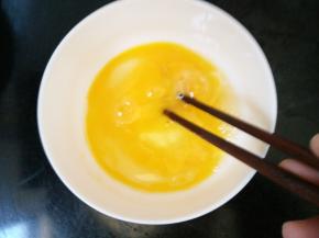4.两颗鸡蛋打散,炒锅加入适量的油倒入鸡蛋炒好出锅备用