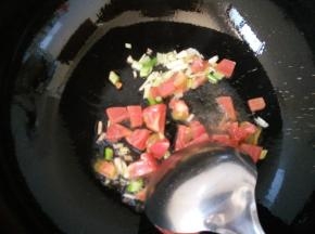 5.炒锅加入适量的油，倒入葱和西红柿煸炒下