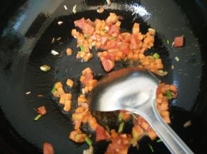 6.倒入胡萝卜丁，炒制一下