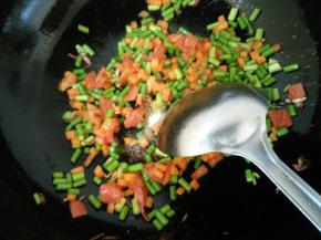 7.倒入蒜台丁，炒制一下