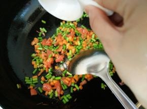 8.倒入适量酱油和盐搅拌均匀