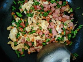 10.倒入火腿搅拌均匀出锅