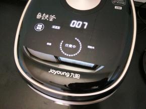 11.米饭剩余5分钟的时候倒入炒好的菜搅拌均匀